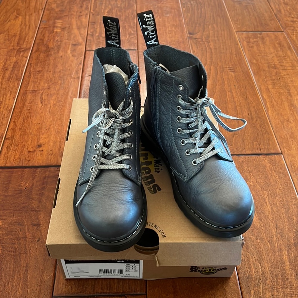 Girls Dr. Martens Airwair